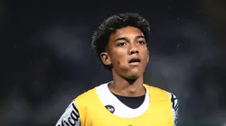 Robinho Jr. em campo durante aquecimento. Joia esteve na mira do Galo.