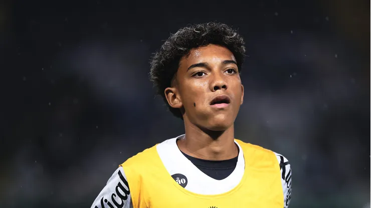 Robinho Jr. em campo durante aquecimento. Joia esteve na mira do Galo.