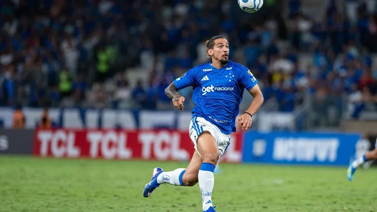 Chico da Costa (Cruzeiro) durante jogo contra o Universidad Católica, no dia 15.04.2026. Foto: Associated Press / Alamy