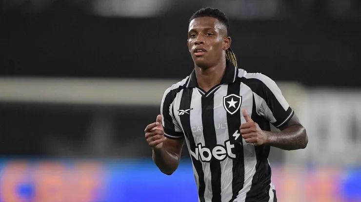 Danilo (Botafogo) durante jogo contra a Chapecoense, no dia 21.04.2026. Foto: Associated Press / Alamy