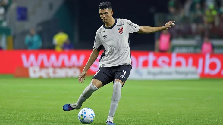 Arthur Dias (Athletico-PR) durante jogo contra o Palmeiras, no dia 19.04.2026. Foto: Action Plus Sports / Alamy