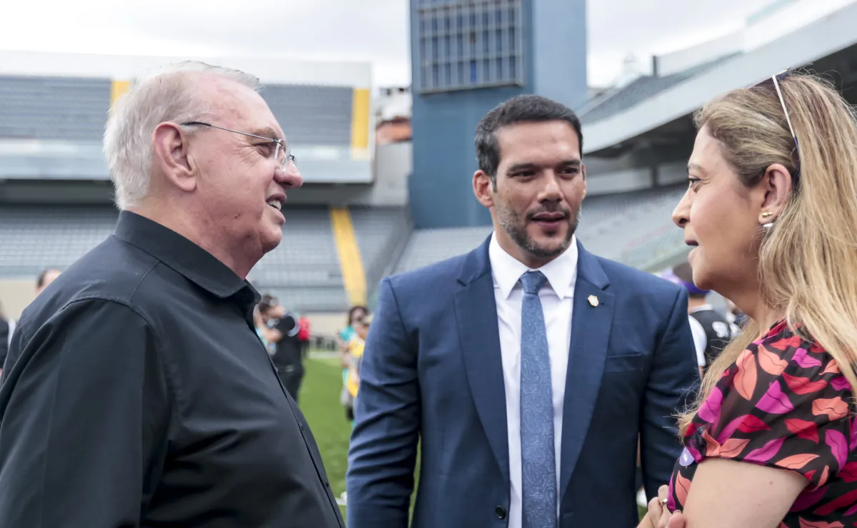 Corinthians mira acordo de R$ 530 milhões com a Caixa e usa contrato do Palmeiras como exemplo