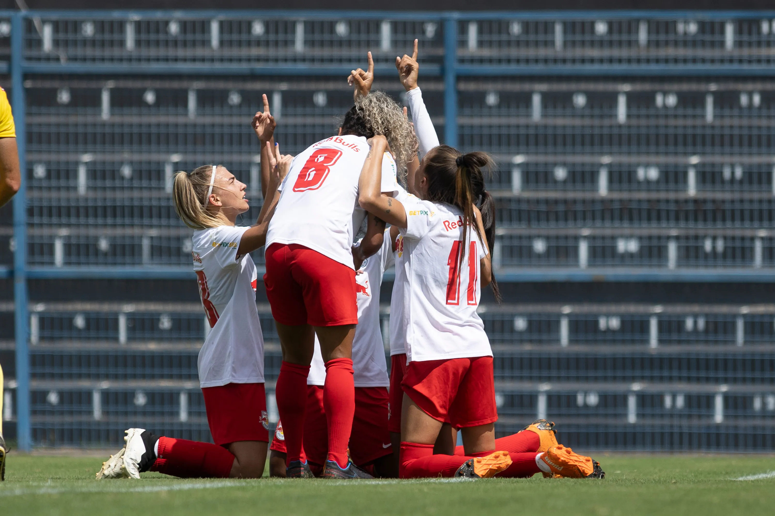 Bragantinas comemoram vitória. Foto: Diogo Reis/AGIF