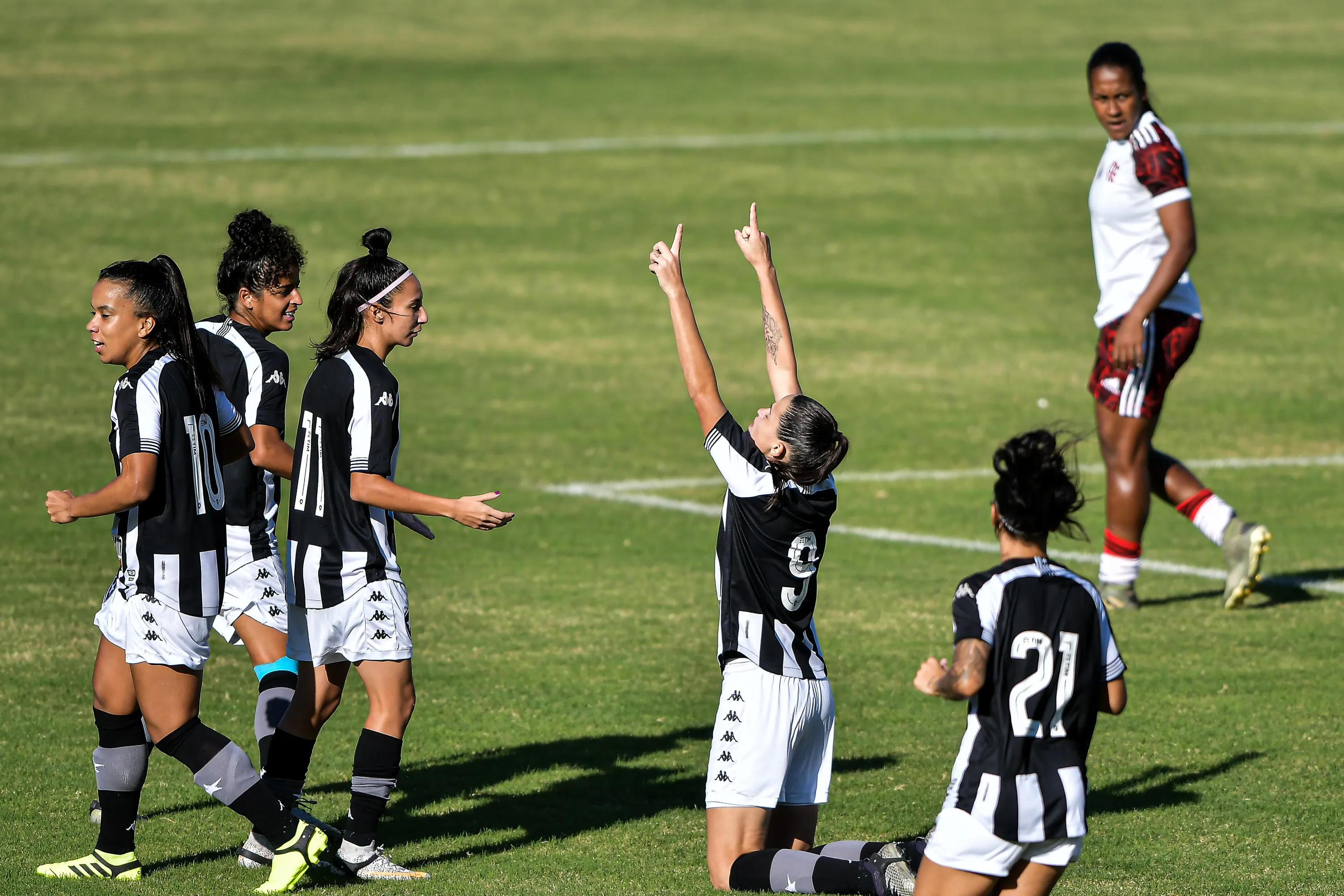 Jogadoras do Botafogo. Foto: Thiago Ribeiro/AGIF
