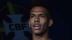 Estevão durante hino nacional do Brasil. Joia deve perder a Copa.