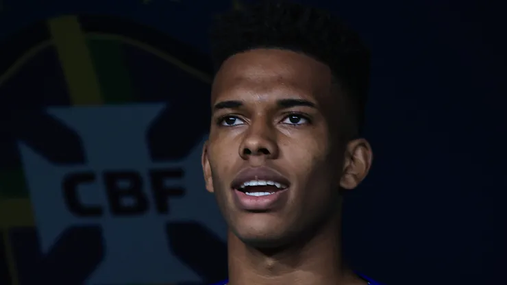 Estevão durante hino nacional do Brasil. Joia deve perder a Copa.