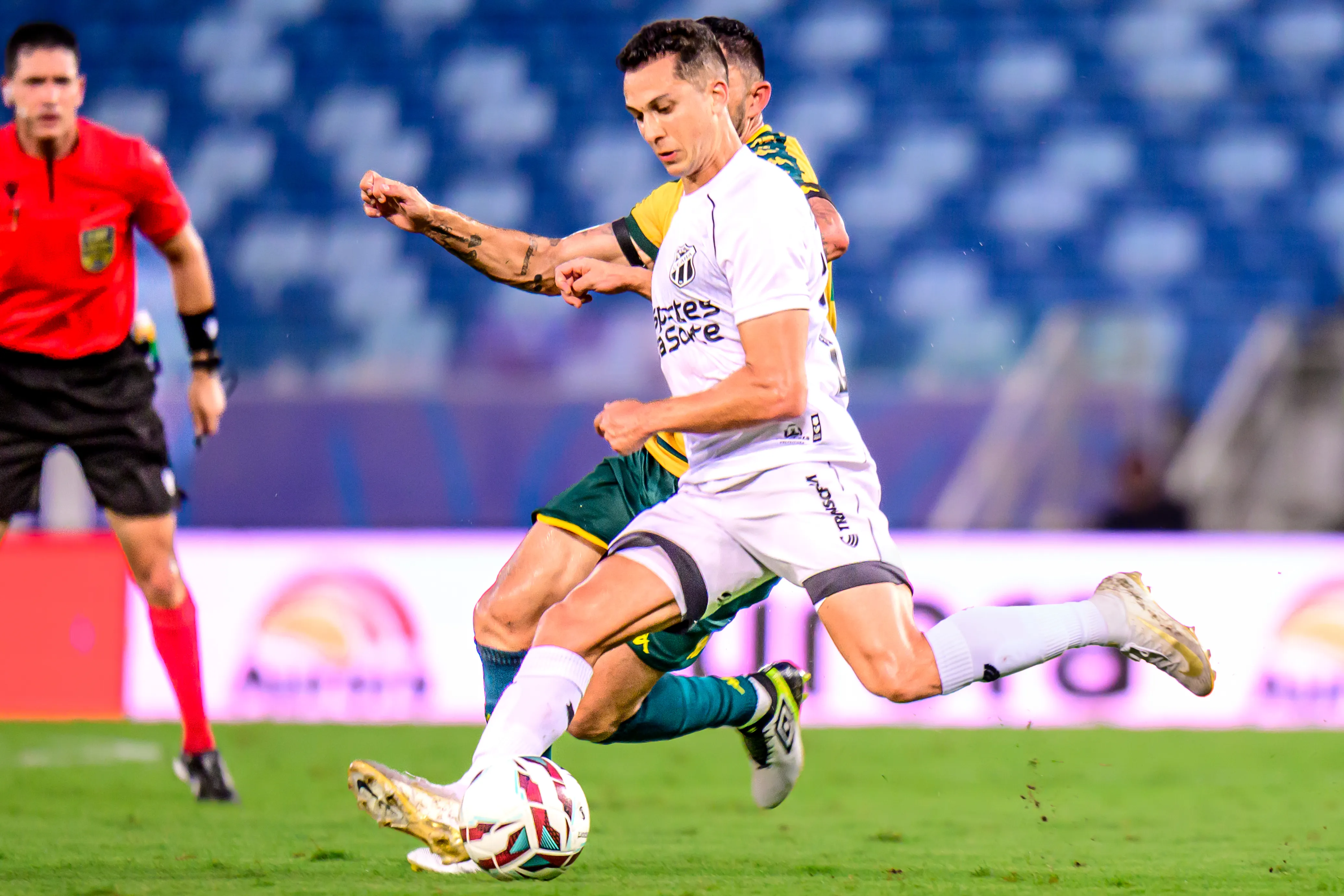 Raul Lo jogador do Cuiaba disputa lance com Juan Alano jogador do Ceara. Foto: Francisco Alves/AGIF
