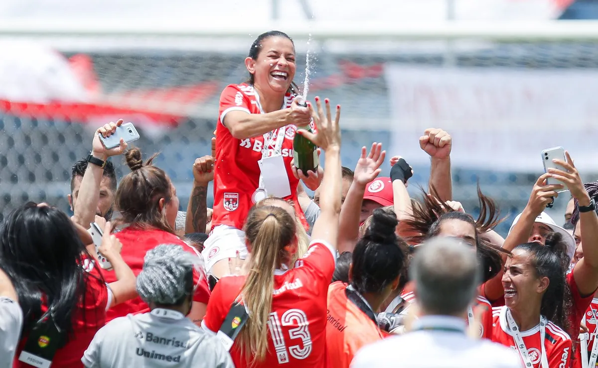 Inter derruba invencibilidade do Cruzeiro e carimba retorno ao G-8