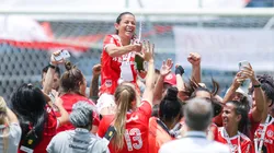 Gurias Coloradas comemoram vitória. Foto: Fernando Alves/AGIF