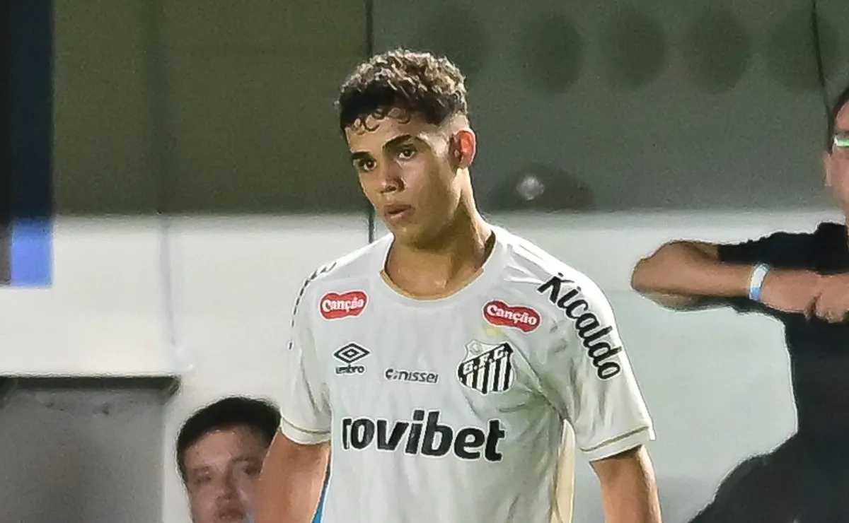 Gustavo Henrique sente lesão, sai aos 25 minutos e torcida do Santos critica decisão de Cuca