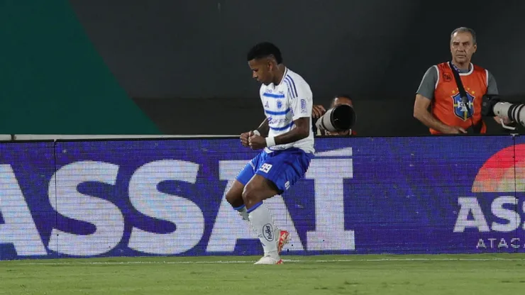 Keny Arroyo marca para o Cruzeiro.