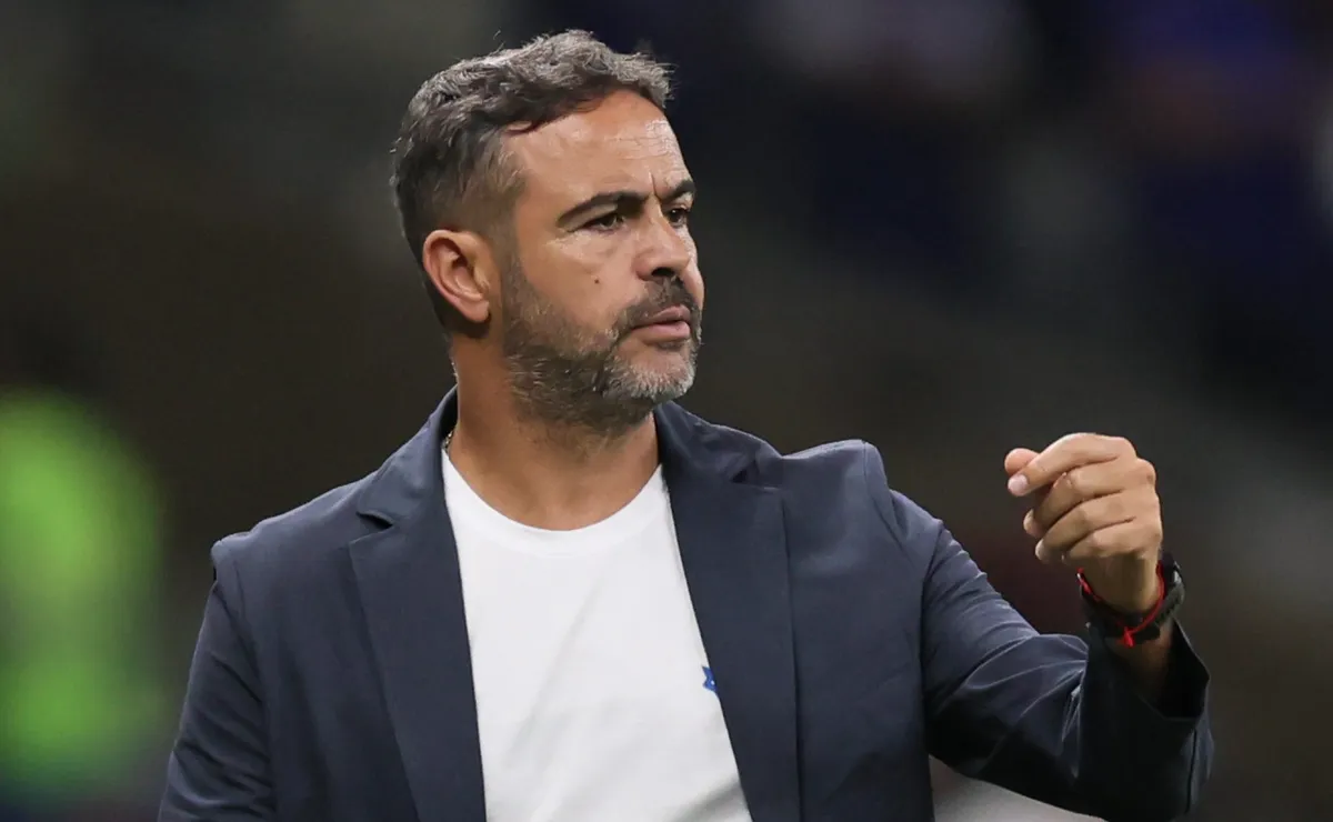 Artur Jorge segura escalação, promove trocas em sequência e garante empate do Cruzeiro diante do Goiás