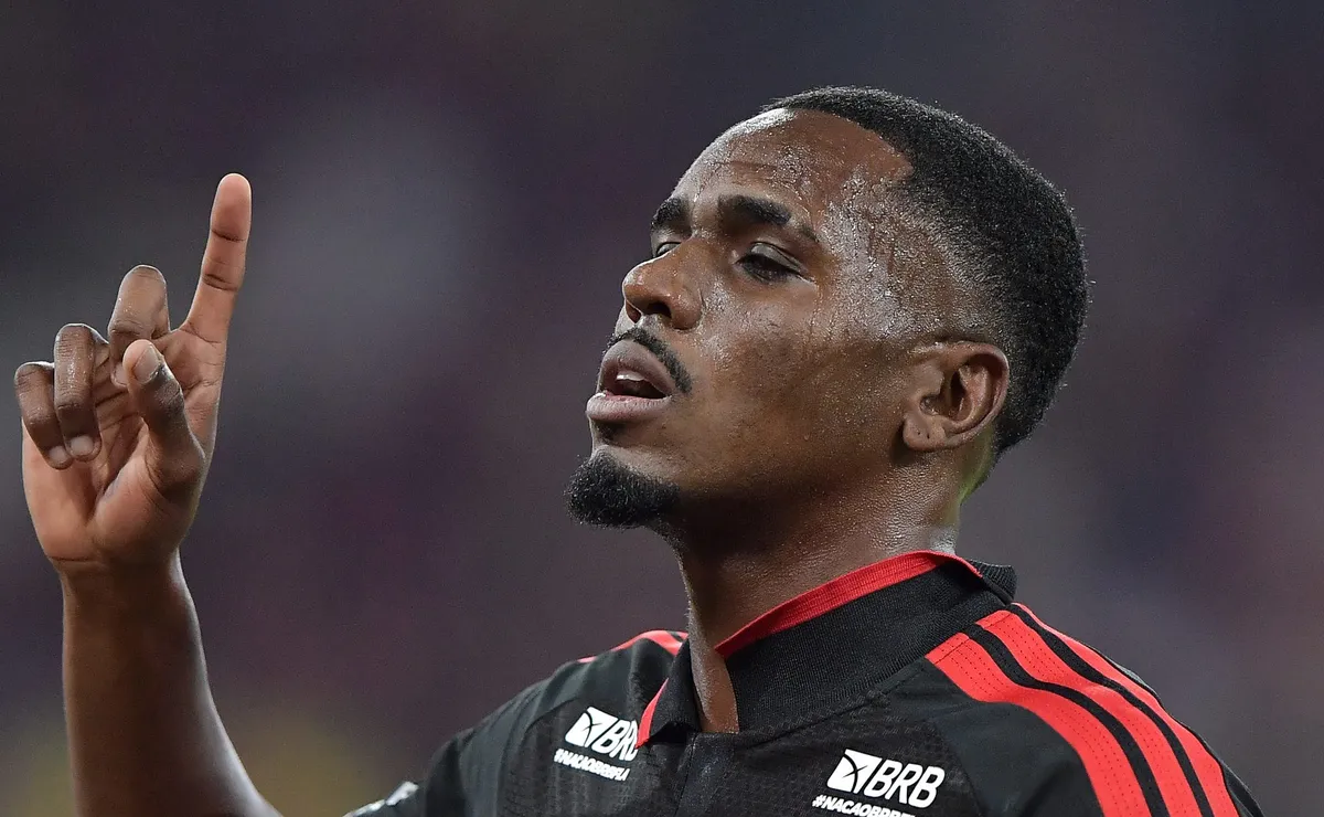 Evertton Araújo abre o placar para o Flamengo diante do Vitória, mas vê rival empatar logo após