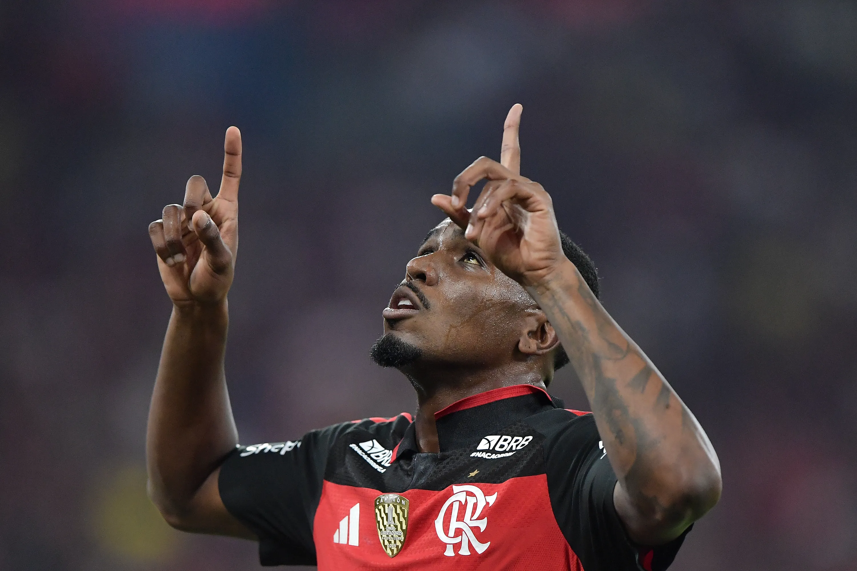 RJ – RIO DE JANEIRO – 22/04/2026 – COPA DO BRASIL 2026, FLAMENGO X VITORIA – Evertton Araujo jogador do Flamengo comemora seu gol durante partida contra o Vitoria no estadio Maracana pelo campeonato Copa Do Brasil 2026. Foto: Thiago Ribeiro/AGIF