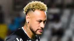 Neymar jogador do Santos durante aquecimento antes da partida contra o Coritiba no estadio Vila Belmiro pelo campeonato Copa Do Brasil 2026. Foto: Jota Erre/AGIF