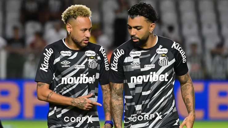 Neymar e Gabigol jogadores do Santos durante aquecimento antes da partida contra o Coritiba no estadio Vila Belmiro pelo campeonato Copa Do Brasil 2026. Foto: Jota Erre/AGIF