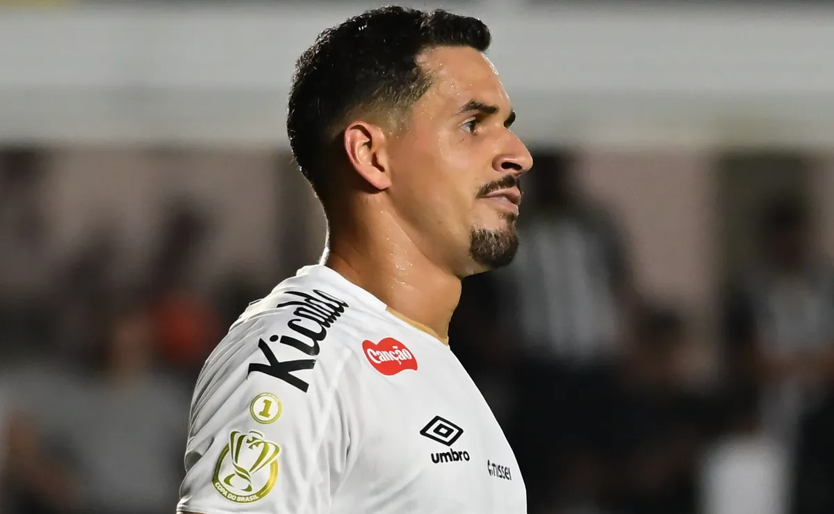Lucas Veríssimo desabafa sobre pressão no Santos e revela problema técnico no elenco
