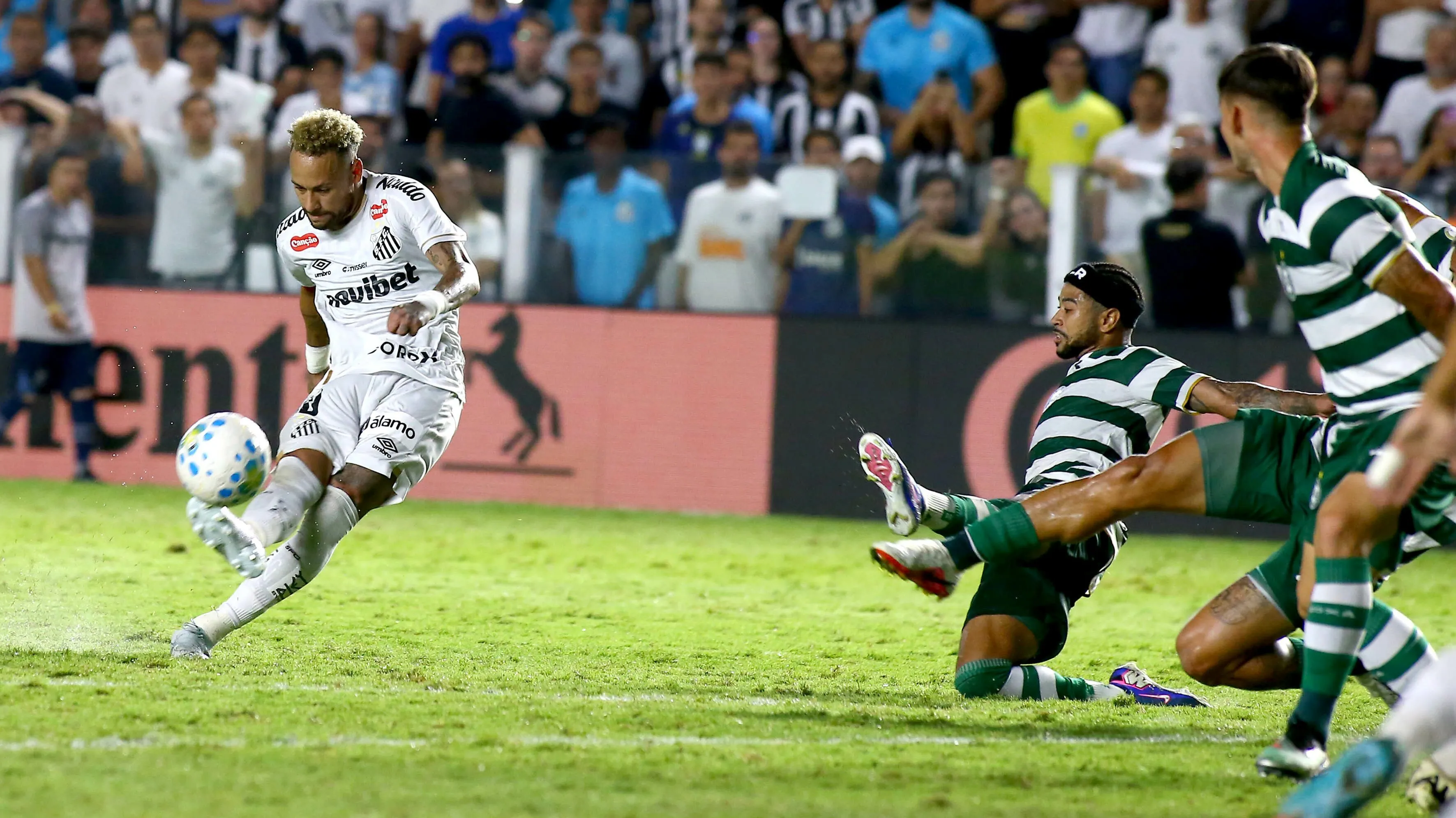 Neymar em ação no duelo contra o Coritiba – Foto: Mauricio De Souza/AGIF