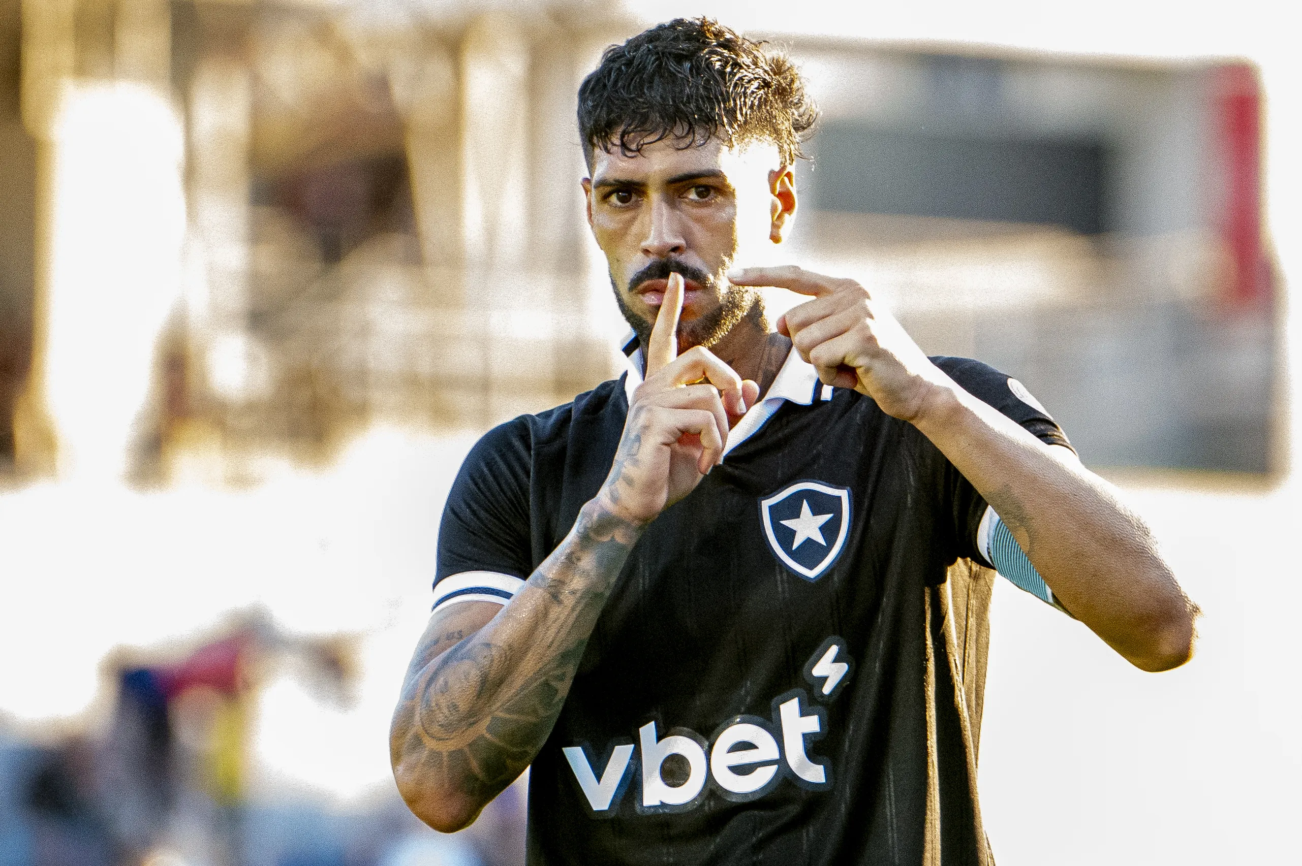 Alexander Barboza jogador do Botafogo comemora seu gol durante partida contra o Bragantino no estadio Cicero De Souza Marques pelo campeonato Brasileiro A 2026. Foto: Anderson Romao/AGIF