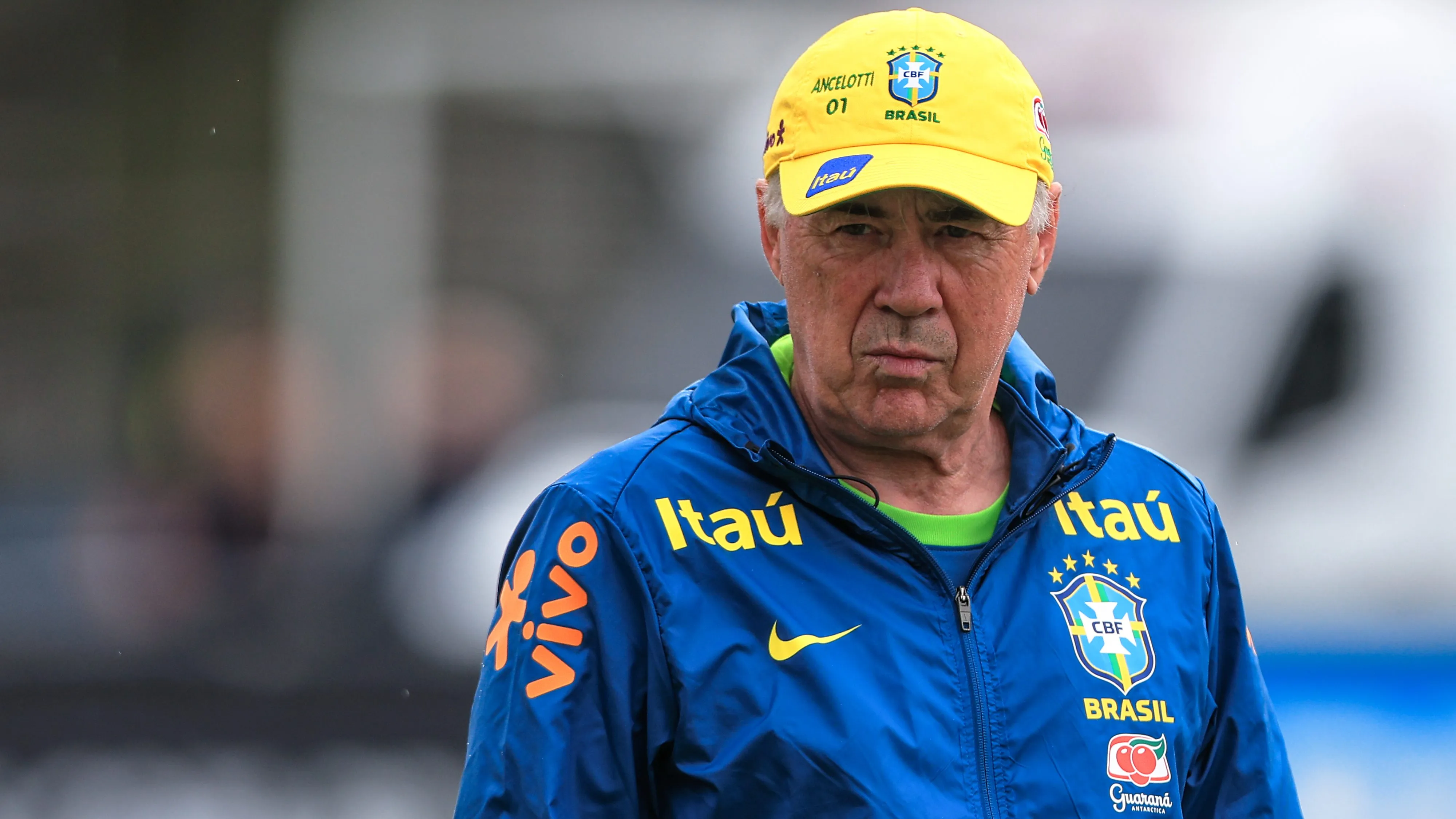 Ancelotti tem mais uma preocupação para sua convocação, com  lesão confirmada de Militão –  Foto: Ettore Chiereguini/AGIF