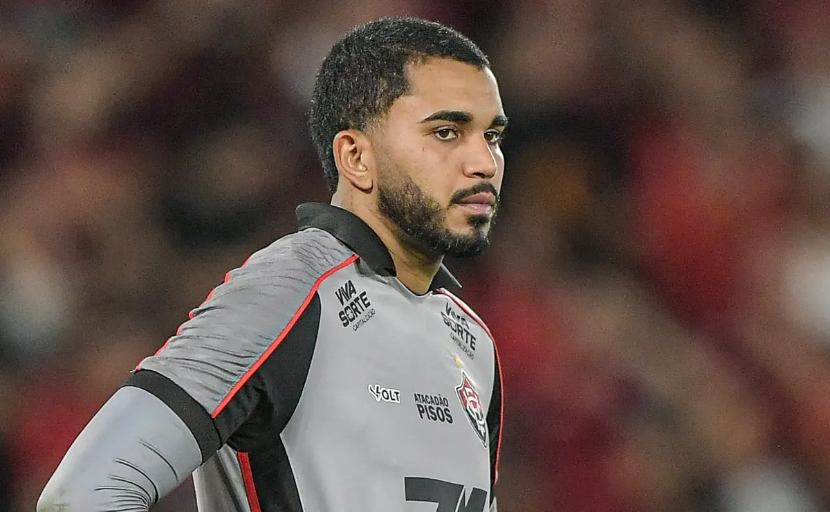 Lucas Arcanjo, do Vitória, faz elogios ao Flamengo de Leonardo Jardim: “Muito difícil jogar contra”