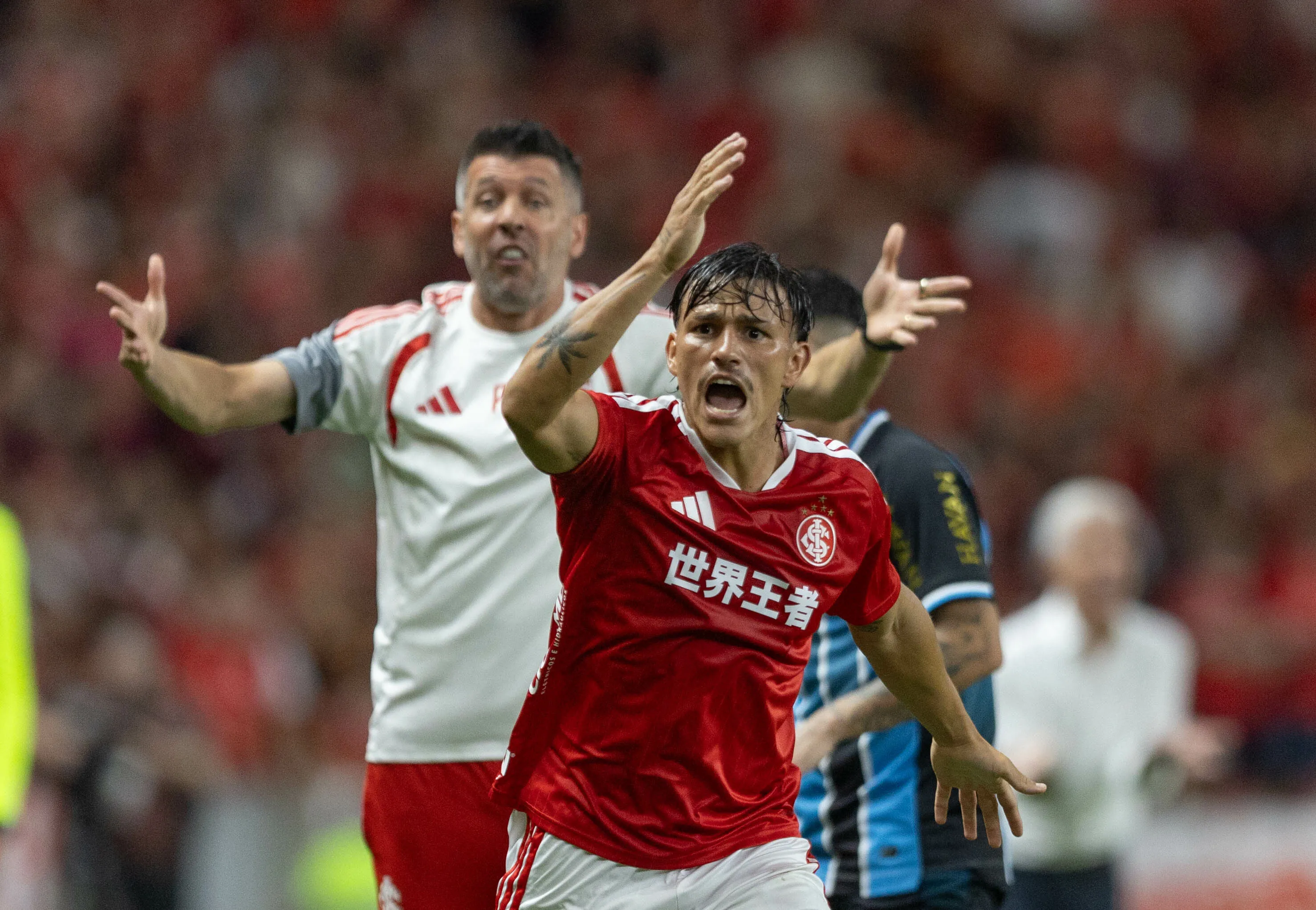 RS – PORTO ALEGRE – 11/04/2026 – BRASILEIRO A 2026, INTERNACIONAL X GREMIO – Bernabei jogador do Internacional reclama com a arbitragem durante partida contra o Gremio no estadio Beira-Rio pelo campeonato Brasileiro A 2026. Foto: Liamara Polli/AGIF