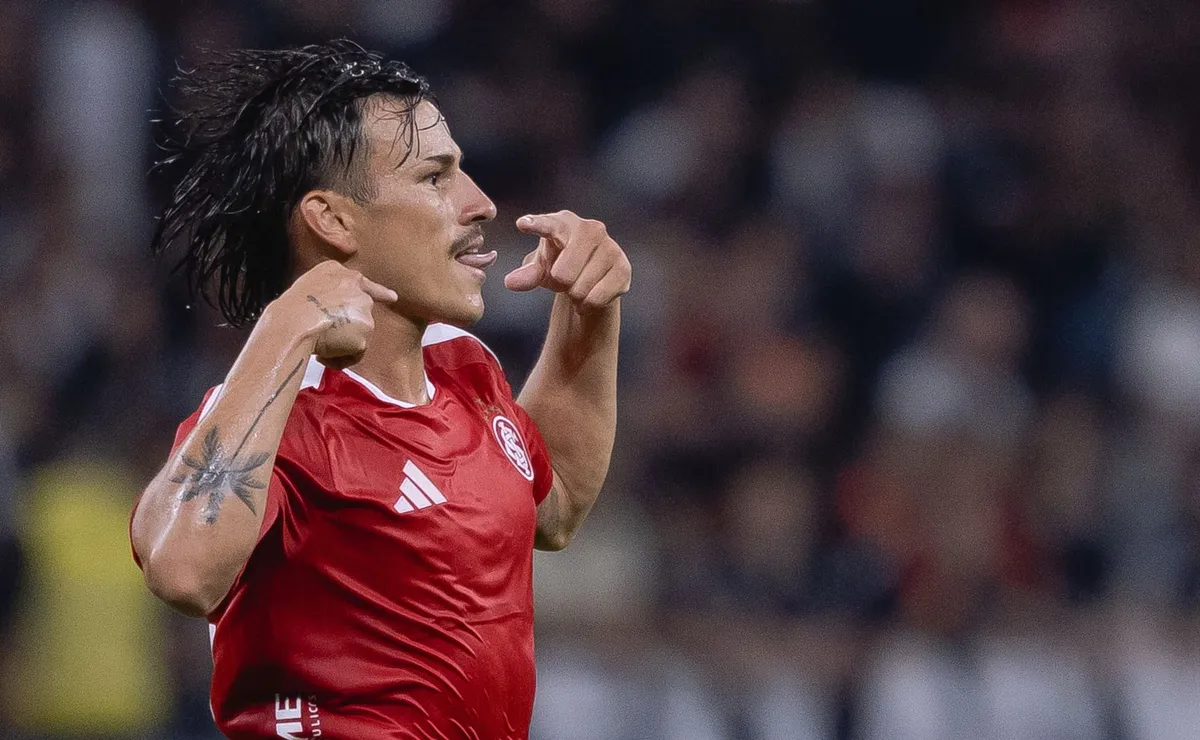 Bernabei supera atacantes no Inter e vira dilema para Pezzolano no sistema ideal