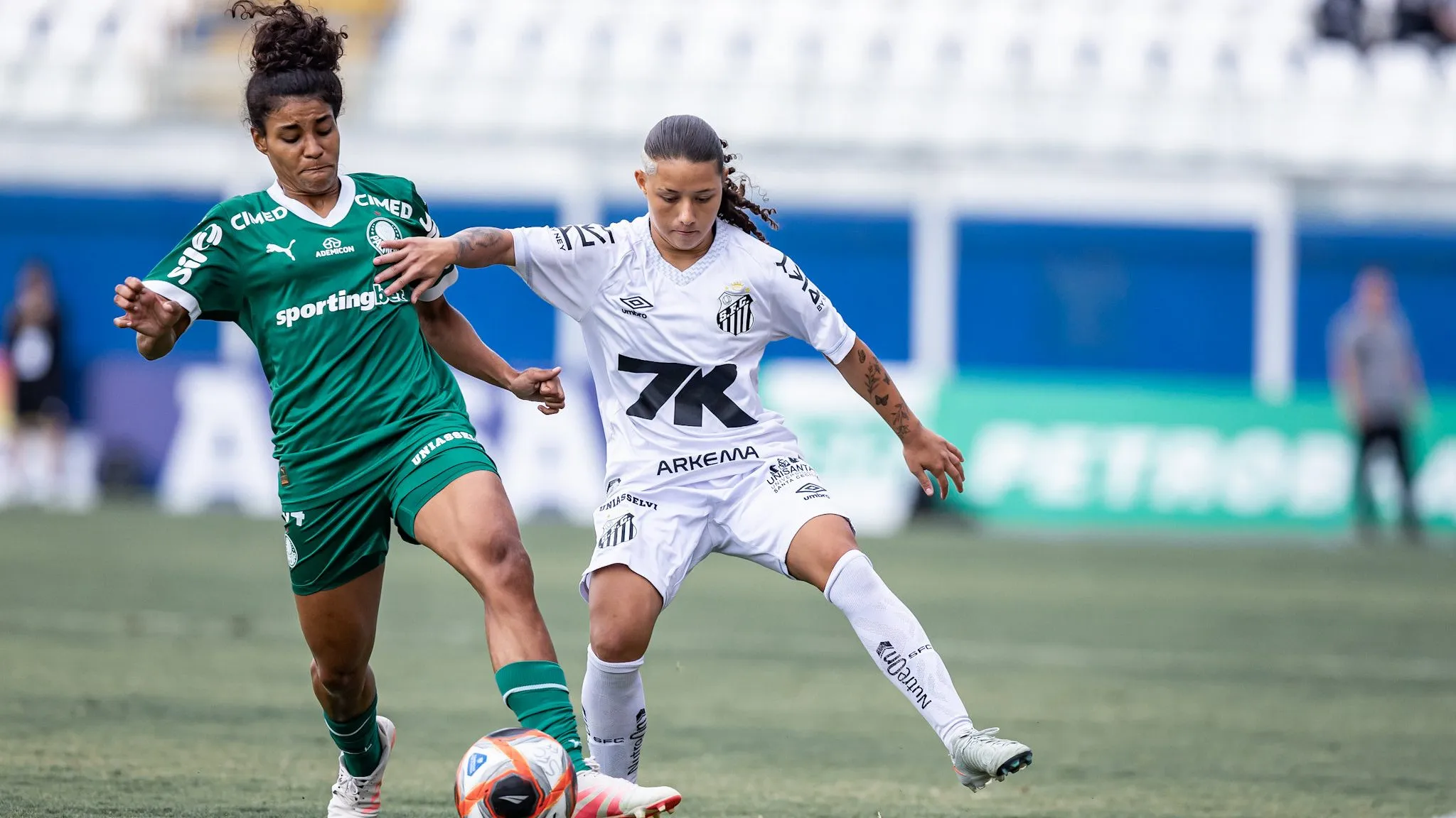 Jogadoras do Santos e Palmeiras em jogo válido pelo Paulistão Feminino 2025