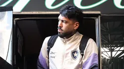 Alexander Barboza zagueiro do Botafogo durante viagem com o elenco