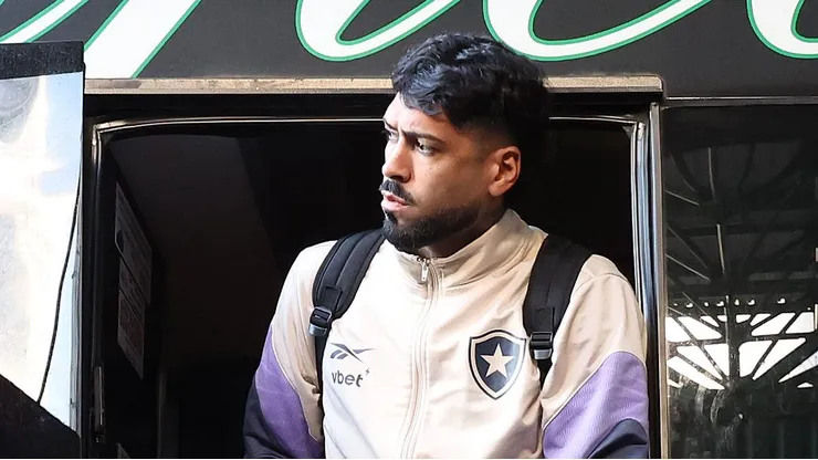Alexander Barboza zagueiro do Botafogo durante viagem com o elenco