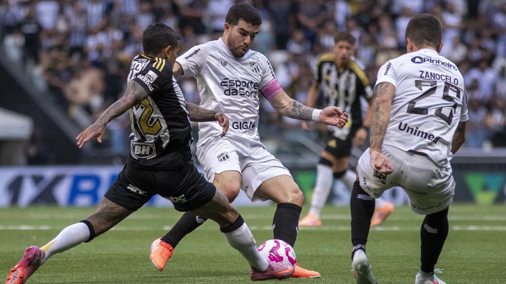 Dudu jogador do Atletico-MG durante partida contra o Ceara no estadio Arena MRV pelo campeonato Brasileiro A 2025. Foto: Fernando Moreno/AGIF