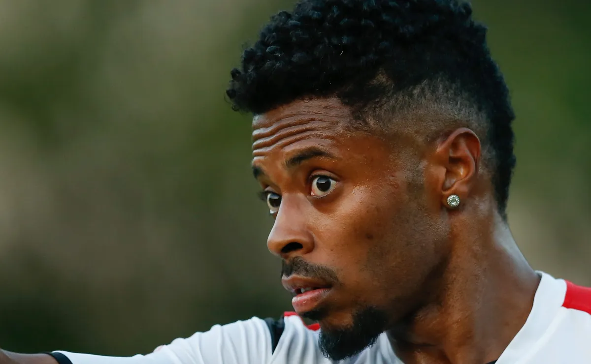 Elenco do Santos está prejudicando situação de Neymar, diz Michel Bastos: “Ele não vem performando”