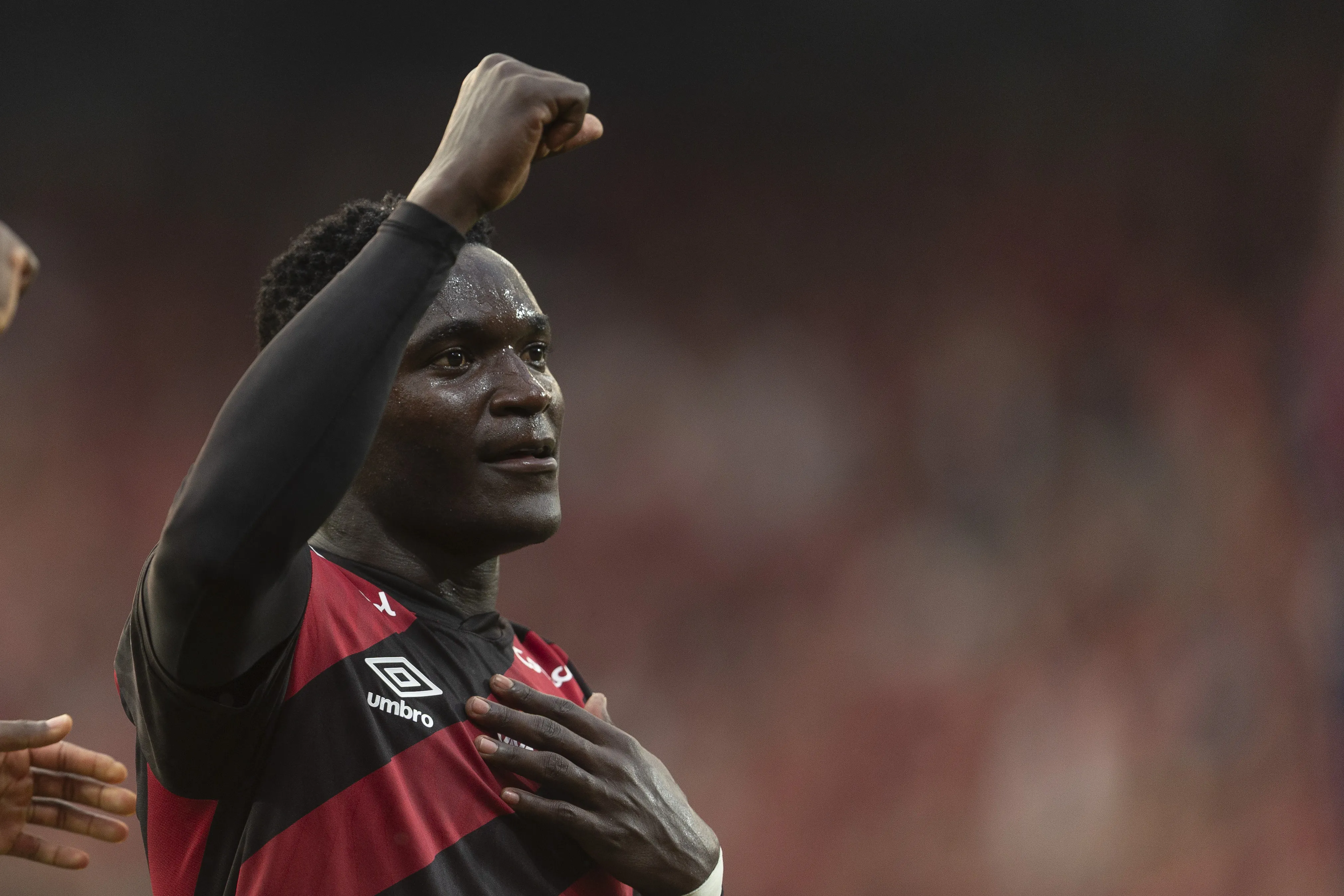 Kevin Viveros jogador do Athletico-PR comemora seu gol durante partida contra o Coritiba no estadio Arena da Baixada pelo campeonato Brasileiro A 2026. Foto: Hedeson Alves/AGIF