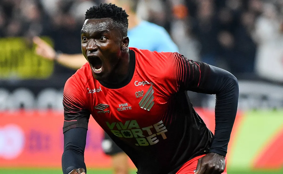 Corinthians mira Kevin Viveros, mas Athletico-PR trava negócio e ignora ofertas de até R$ 90 milhões