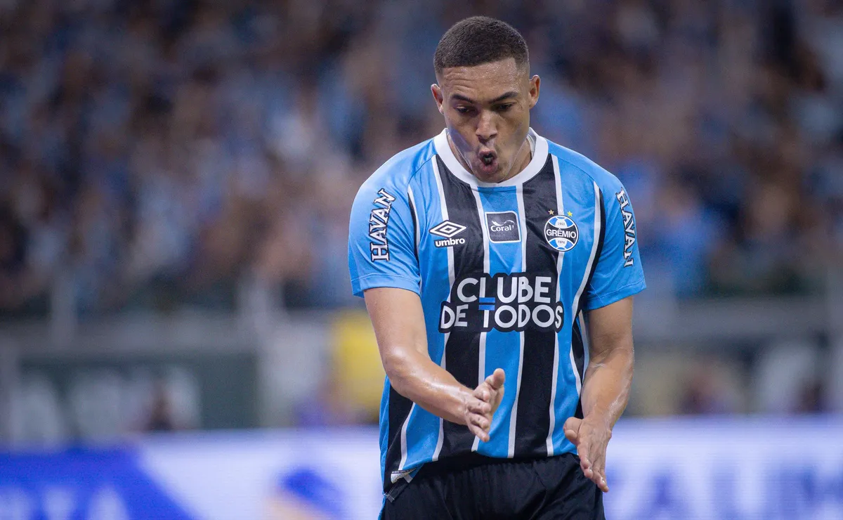 Carlos Vinícius sobe na artilharia da Arena do Grêmio e se aproxima de Suárez