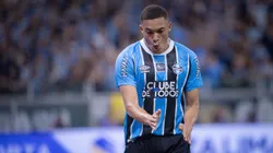 Carlos Vinícius comemora um de seus gols na Arena do Grêmio.Foto: Maxi Franzoi/AGIF