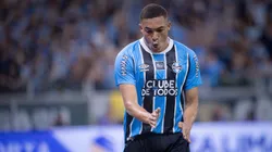 Carlos Vinícius em ação pelo Grêmio.