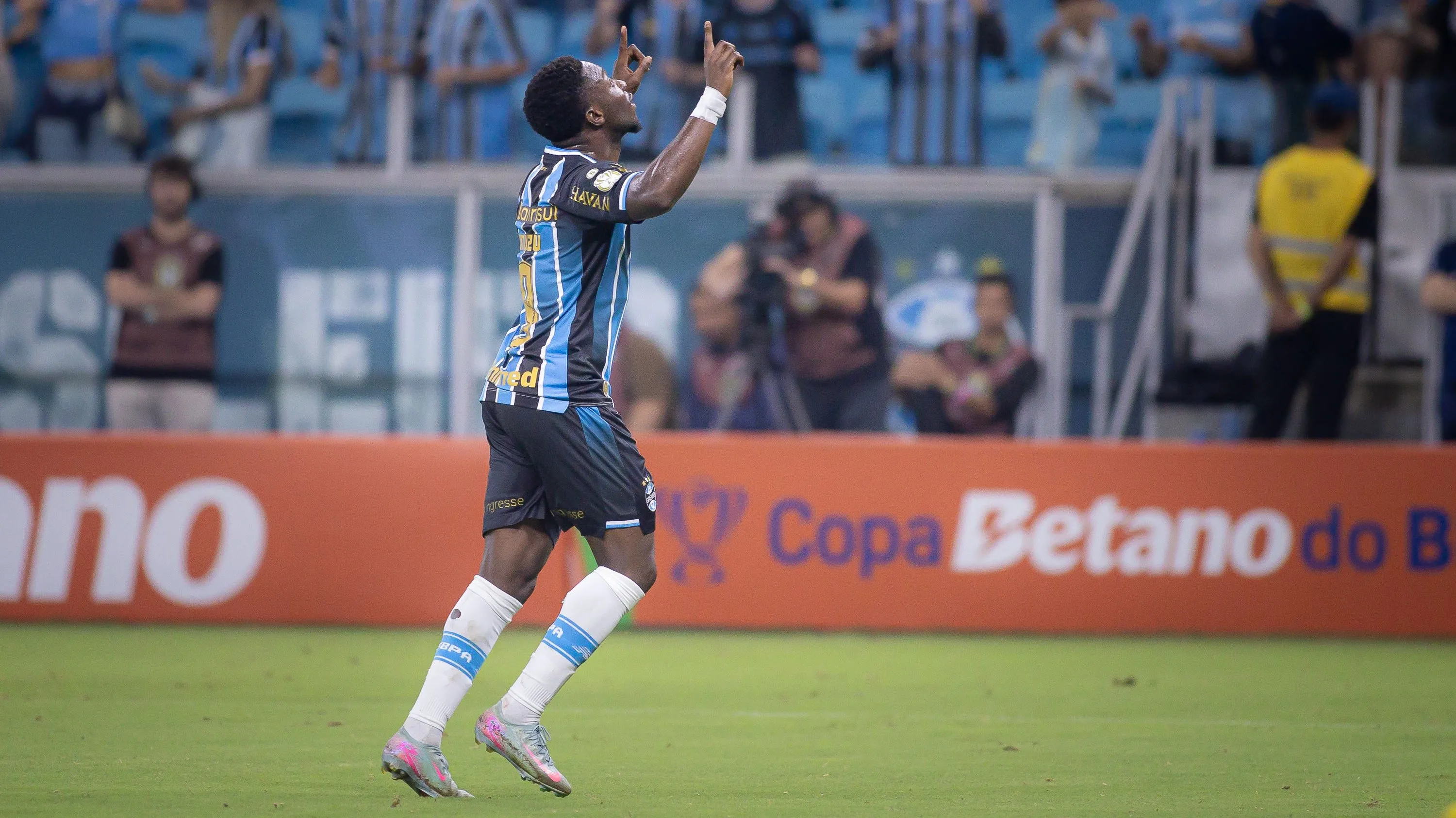 Francis Amuzu jogador do Gremio comemora seu gol durante partida contra o Confianca no estadio Arena do Gremio pelo campeonato Copa Do Brasil 2026. Foto: Maxi Franzoi/AGIF
