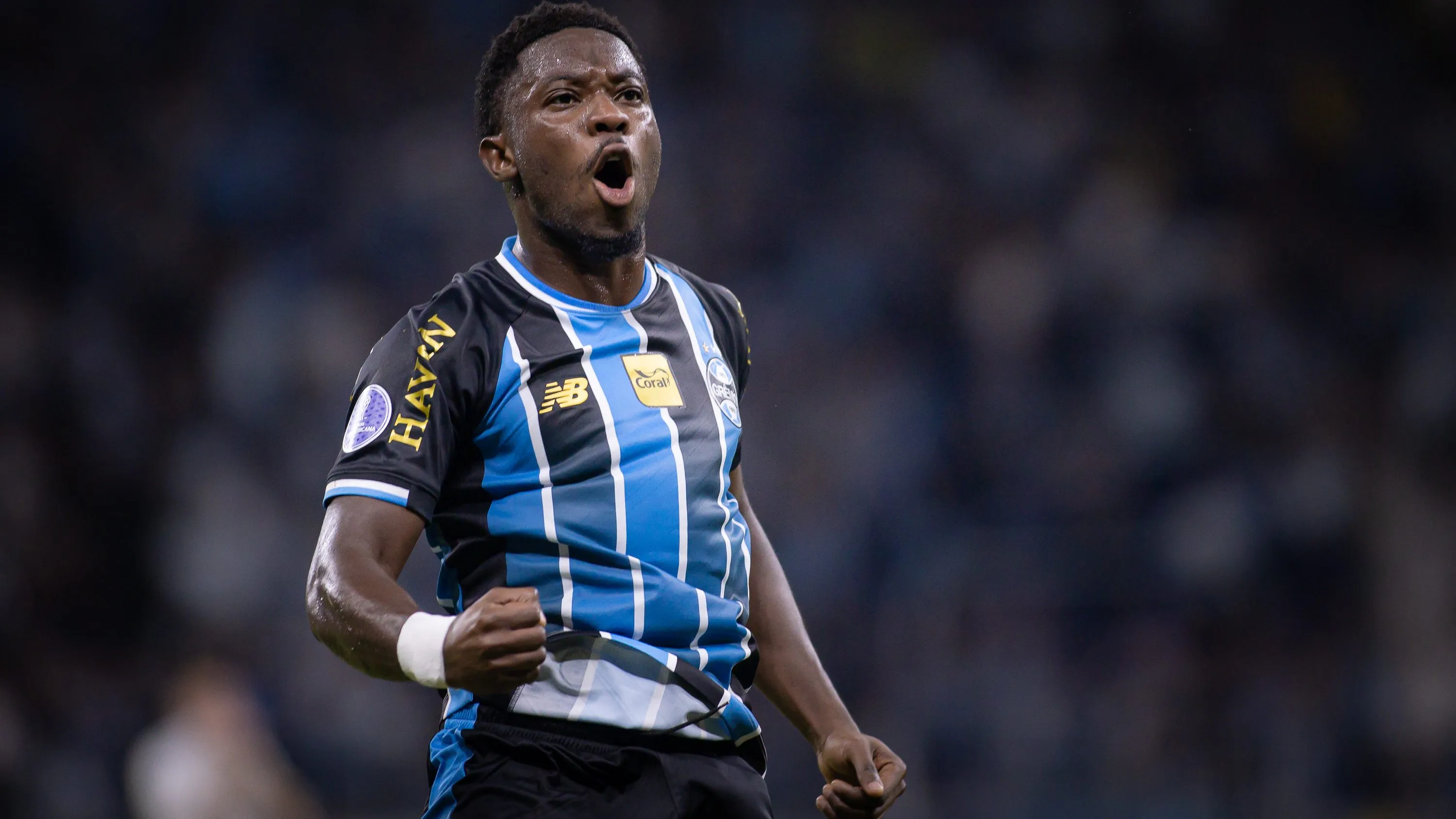 Francis Amuzu jogador do Gremio comemora seu gol durante partida contra o Deportivo Riestra no estadio Arena do Gremio pelo campeonato Copa Sul-Americana 2026. Foto: Maxi Franzoi/AGIF