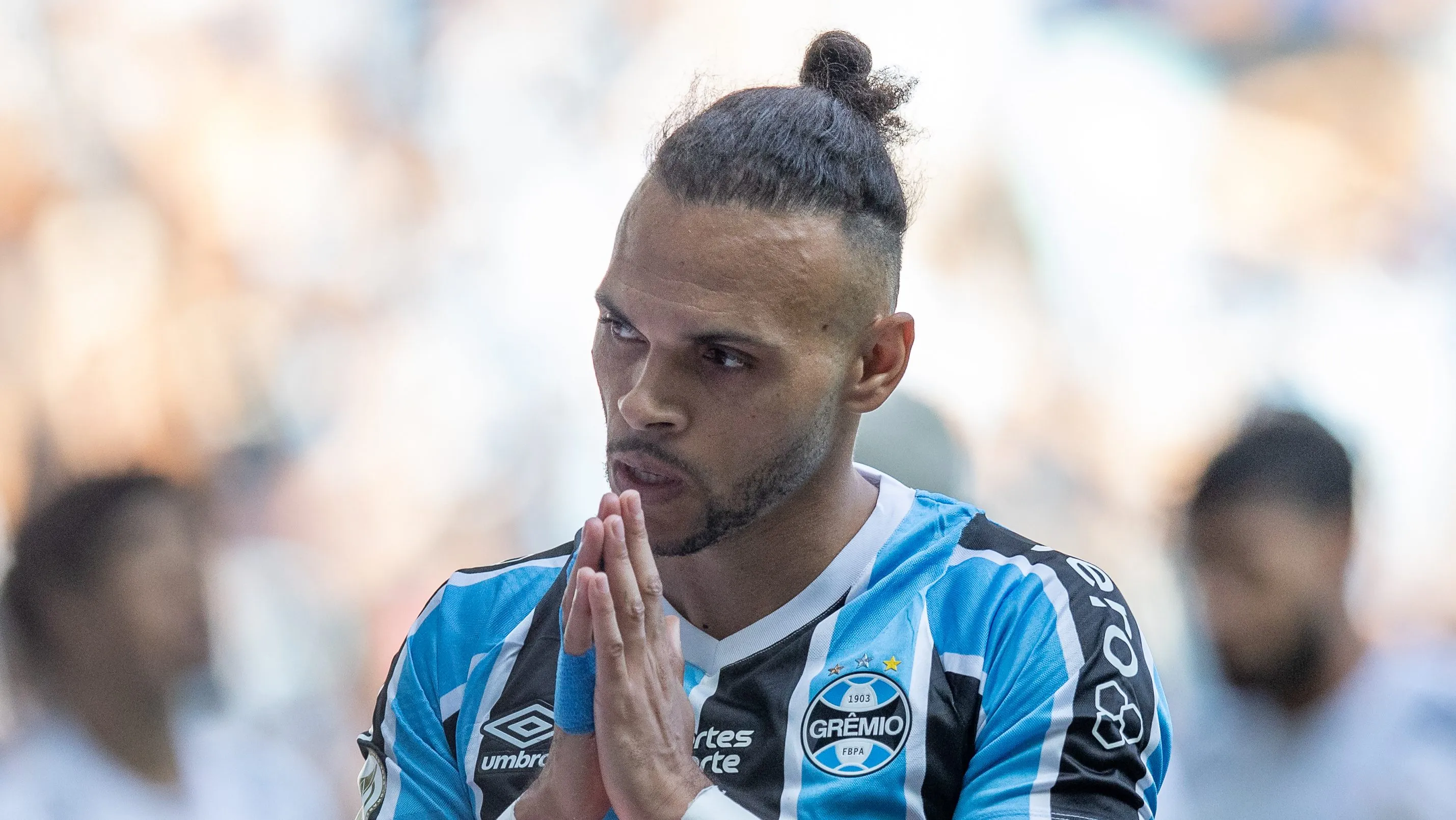 Braithwaite não vive um bom momento no Grêmio -Foto: Liamara Polli/AGIF.