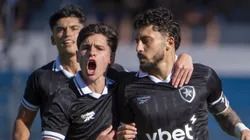 Álvaro Montoro (à esquerda) se destaca por ser um meia jovem e habilidoso e empresários ofereceram argentino ao Palmeiras, diz setorista