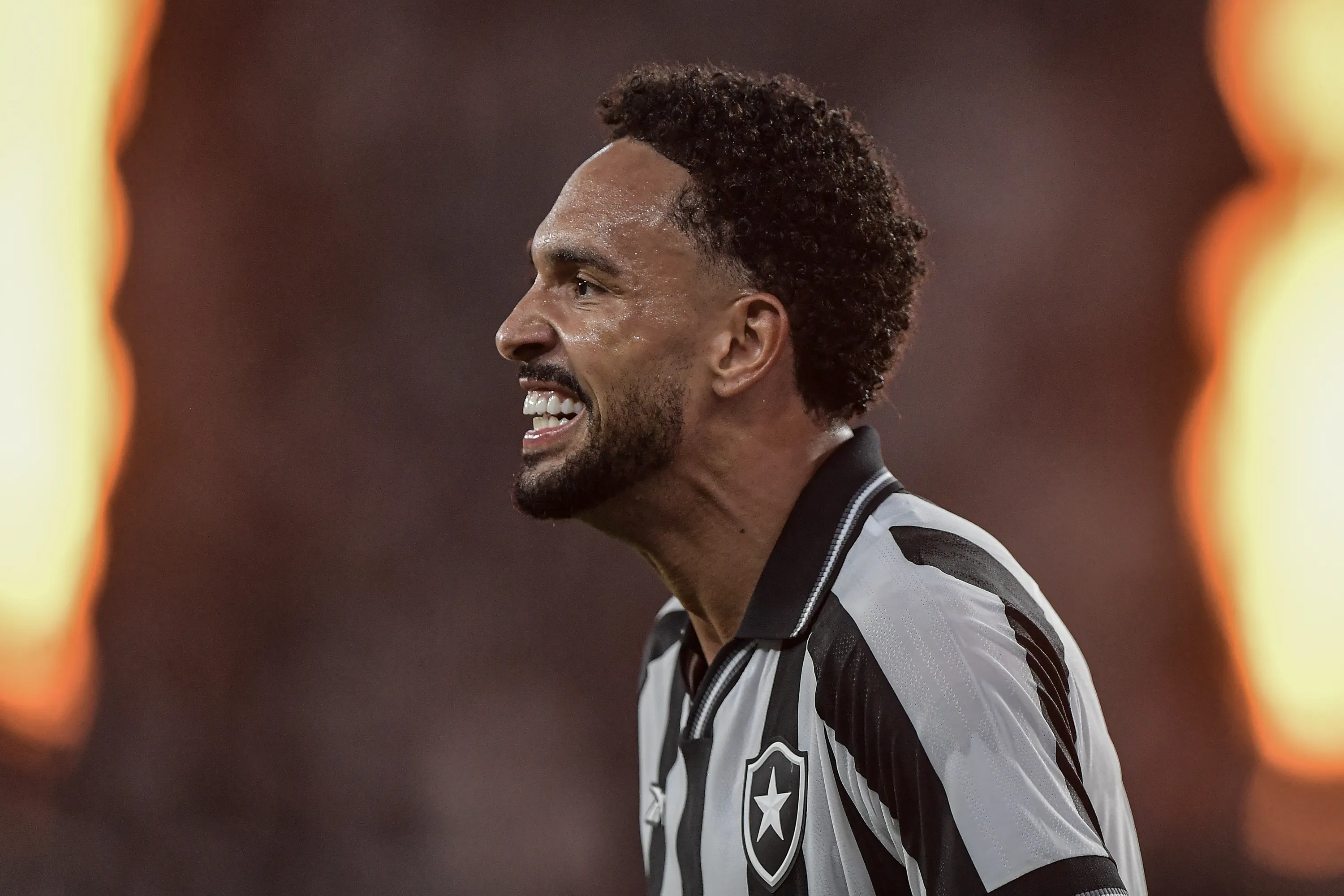 Oscilação de Giay e Khellven na LD faz Palmeiras observar atentamente Vitinho, do Botafogo, pensando em possível negociação – Foto: Thiago Ribeiro/AGIF