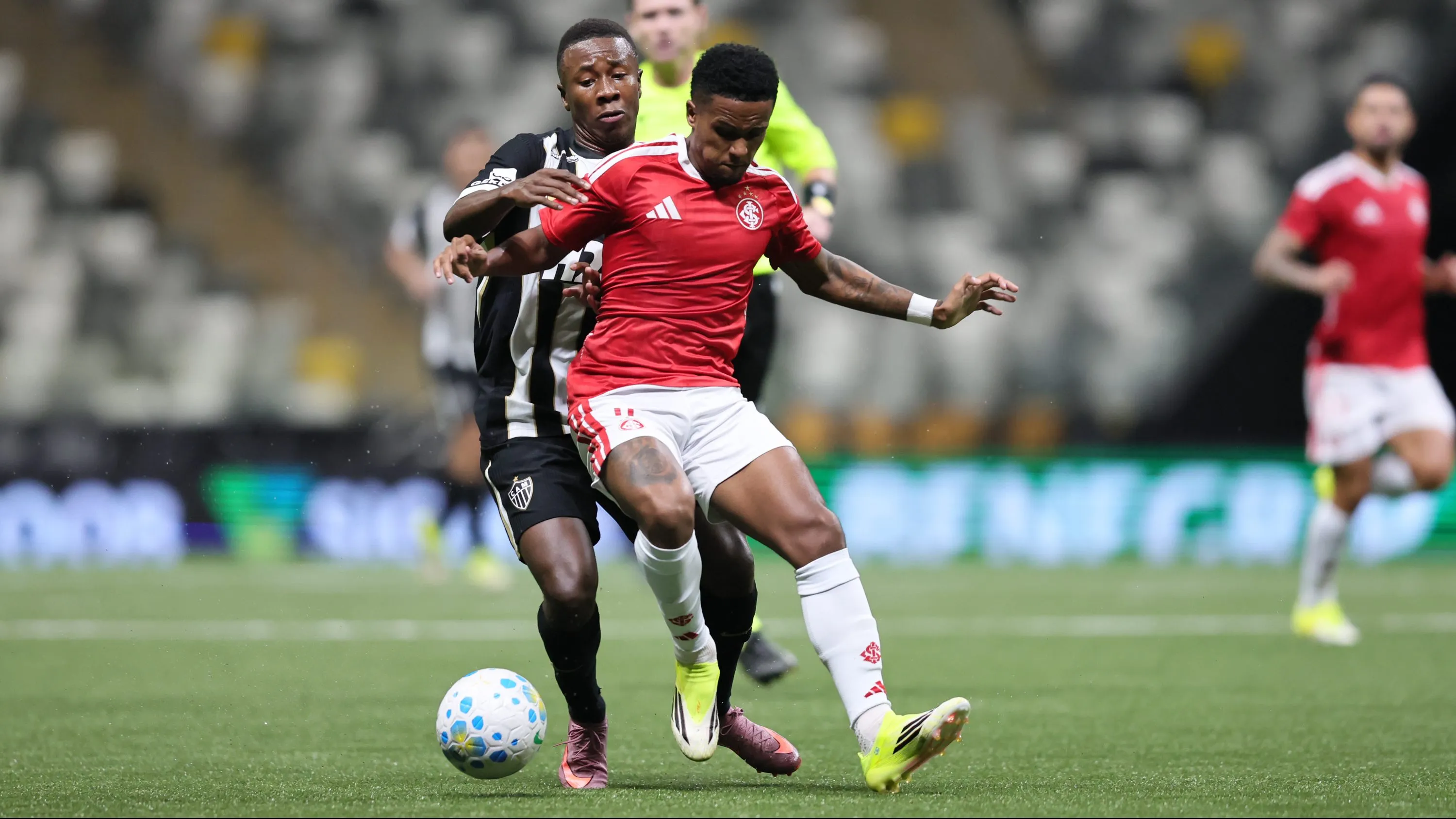 Minda jogador do Atletico disputa lance com Kayky jogador do Internacional durante partida no estadio Arena MRV pelo campeonato Brasileiro A 2026. Foto: Gilson Lobo/AGIF