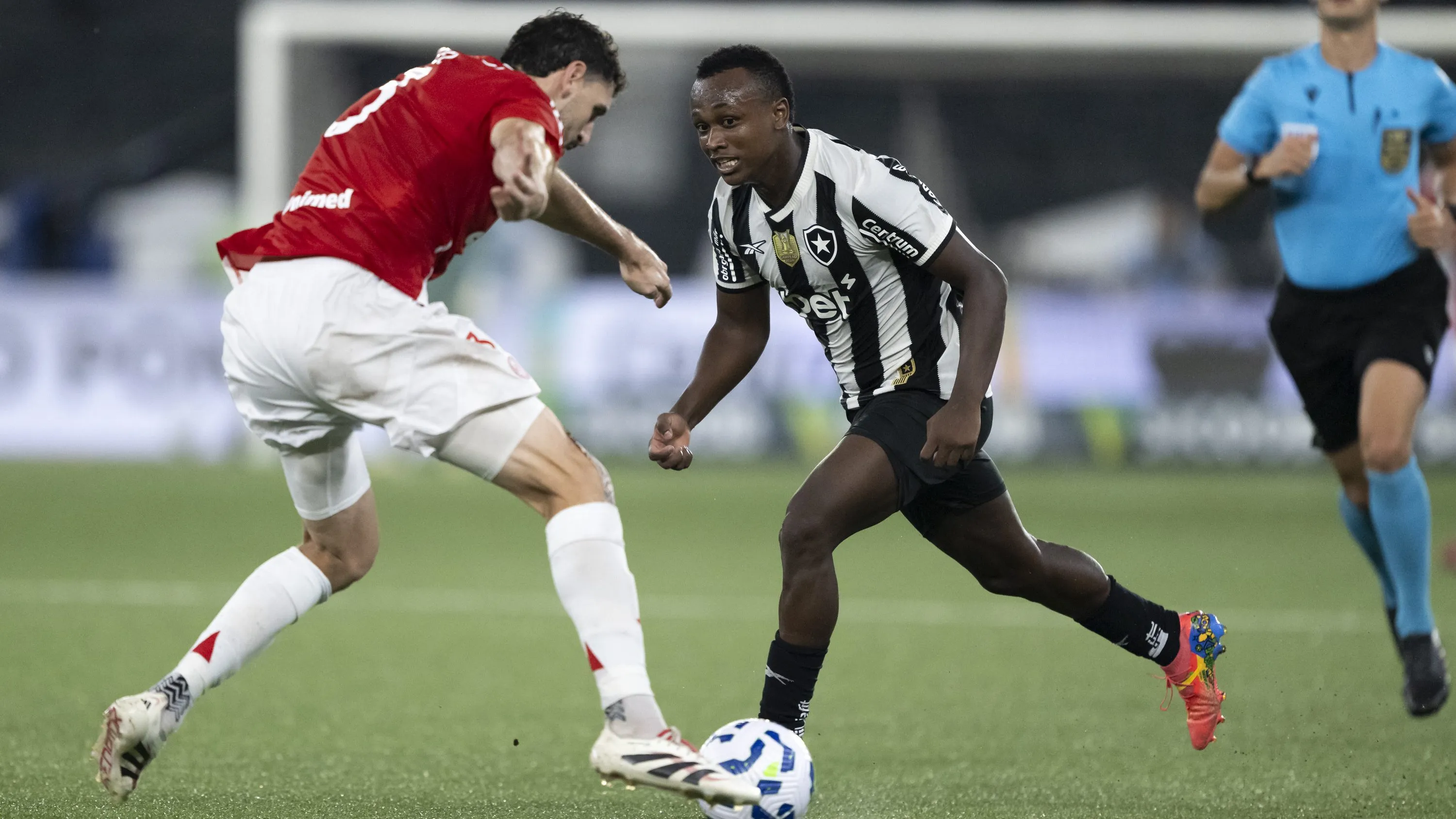 Nathan Fernandes jogador do Botafogo durante partida contra o Internacional no estadio Engenhao pelo campeonato Brasileiro A 2025. Foto: Jorge Rodrigues/AGIF