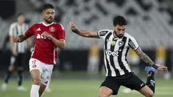 Alex Telles jogador do Botafogo chuta para marcar seu gol durante partida contra o Internacional no estadio Engenhao pelo campeonato Brasileiro A 2025. Foto: Jorge Rodrigues/AGIF