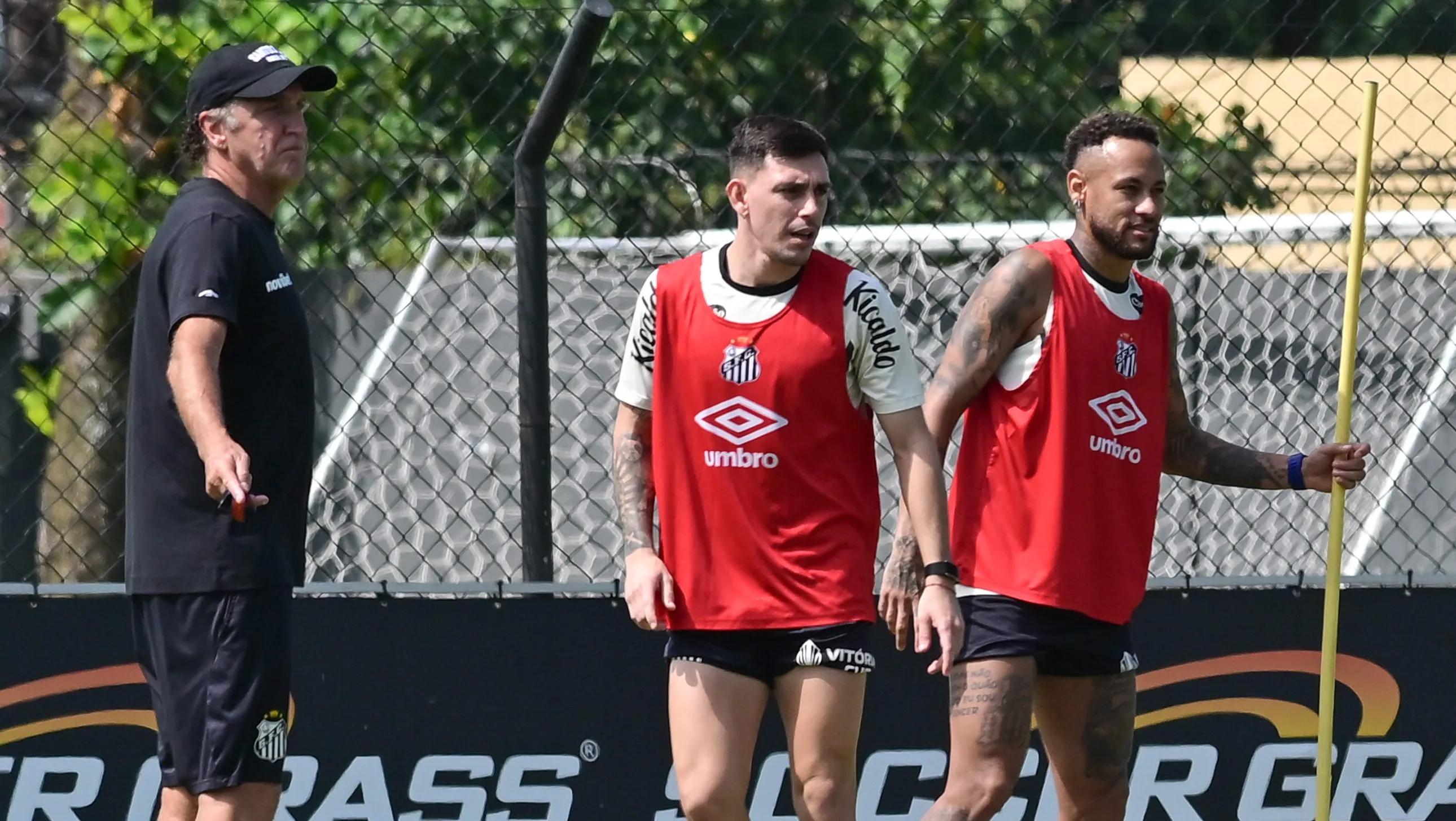 Foto: Jota Erre/AGIF – Escobar durante treino ao lado de Ney Jr. e Cuca no CT Rei Pelé.