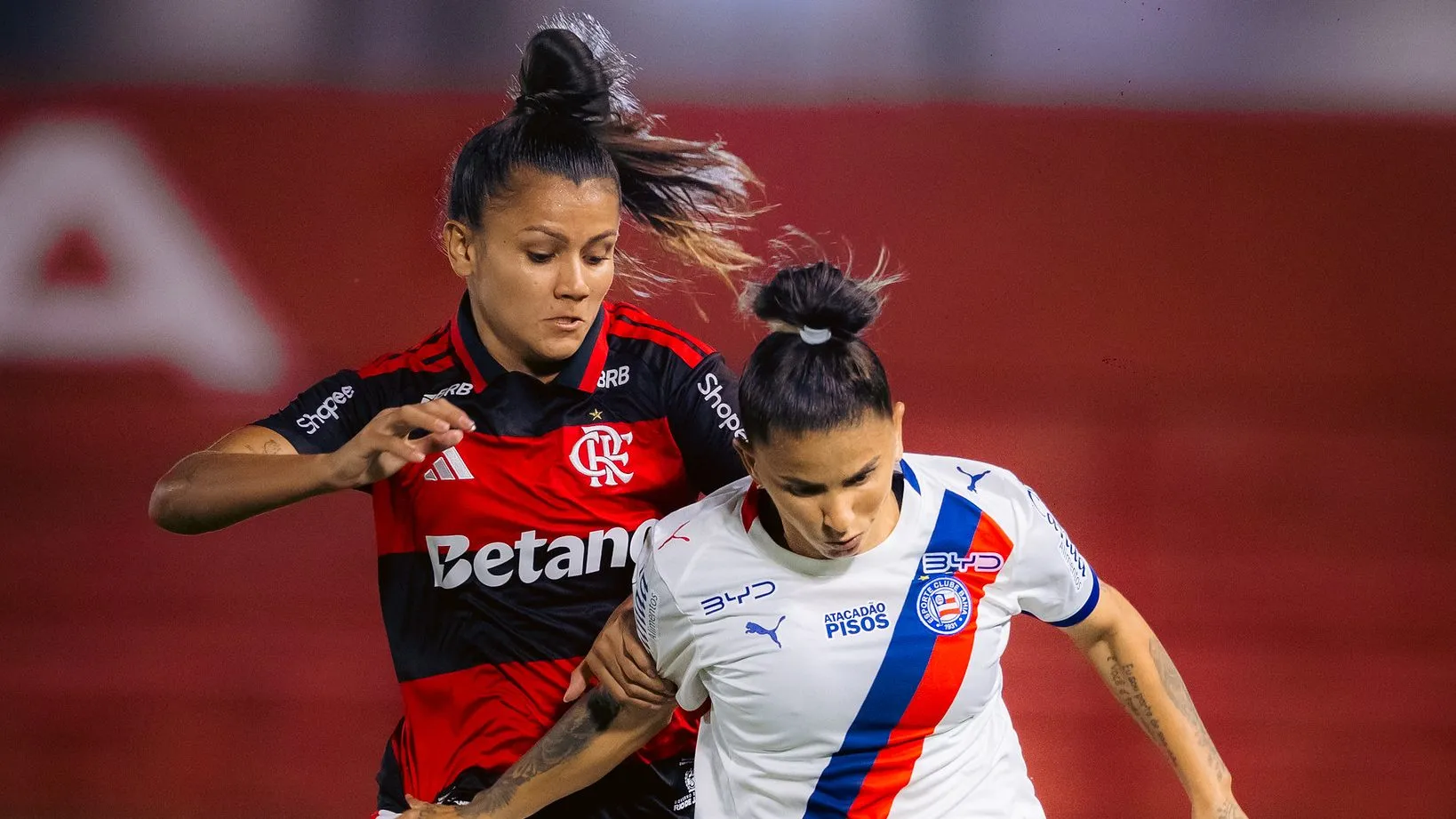 Jogadoras do Flamengo e Bahia em duelo válido pela sétima rodada do Brasileirão Feminino