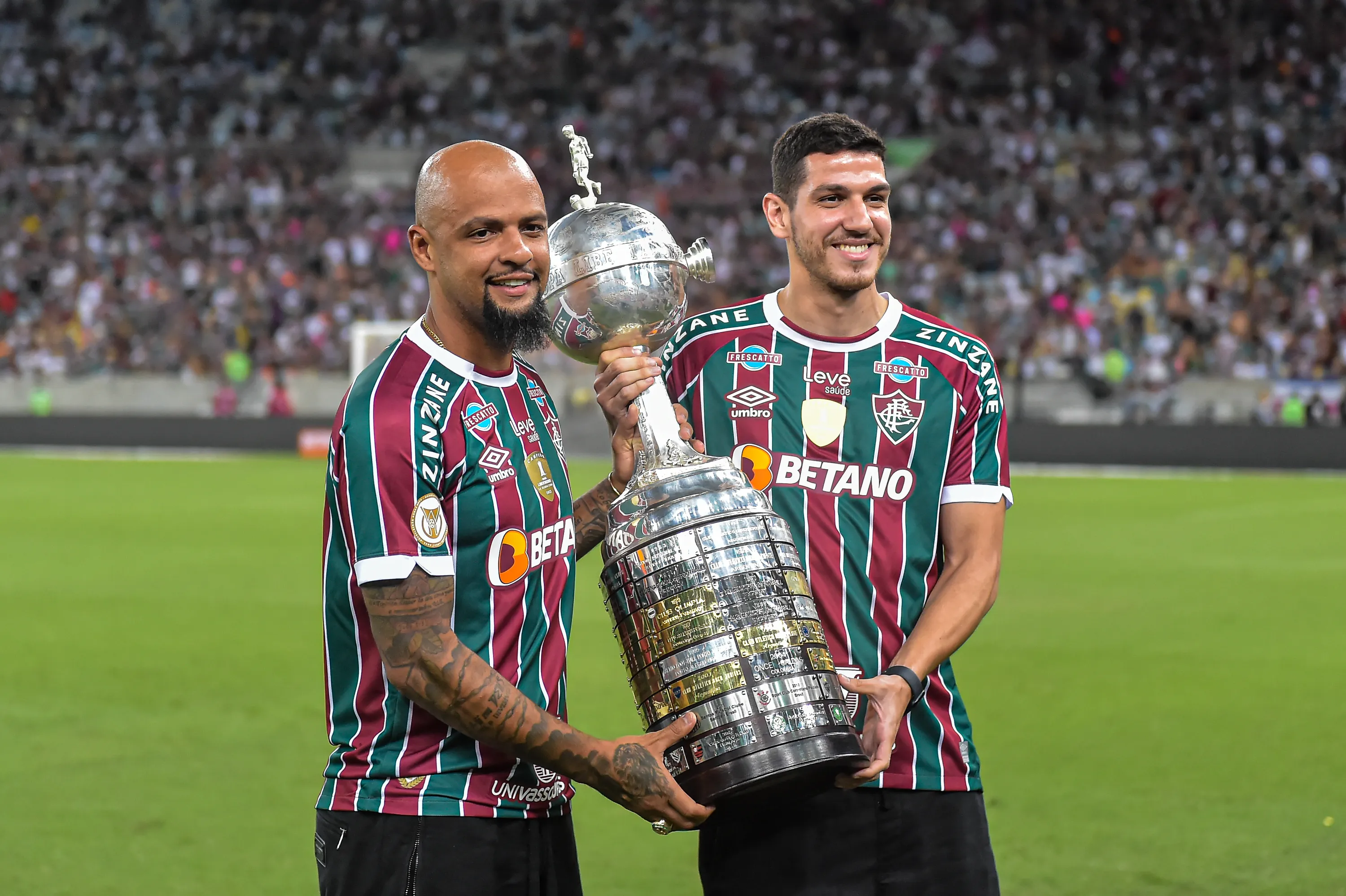 Nino jogador do Fluminense carrega taca com Felipe Melo jogador da sua equipe antes da partida contra o Sao Paulo no estadio Maracana pelo campeonato Brasileiro A 2023. Foto: Thiago Ribeiro/AGIF