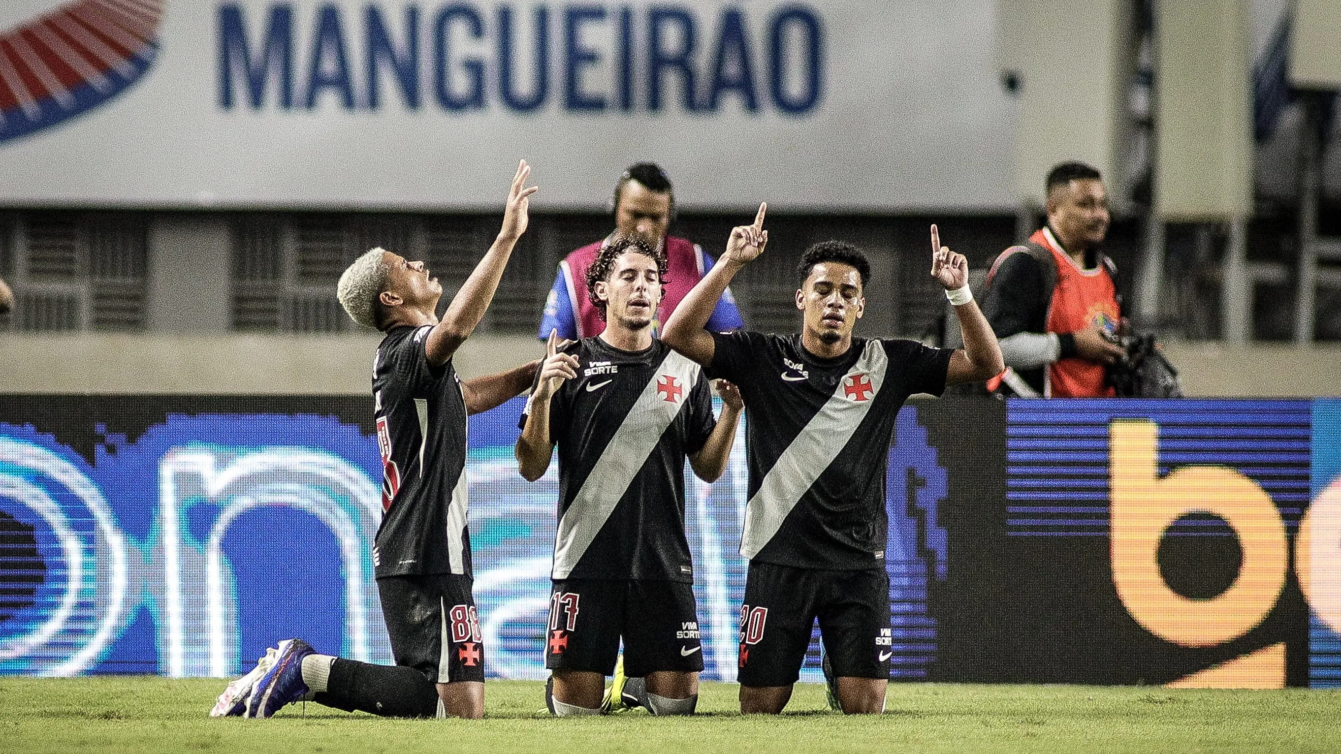 – Jogadores do Vasco comemoram vitoria ao final da partida contra o Paysandu no estadio Mangueirao pelo campeonato Copa Do Brasil 2026. Foto: Marcos Junior/AGIF