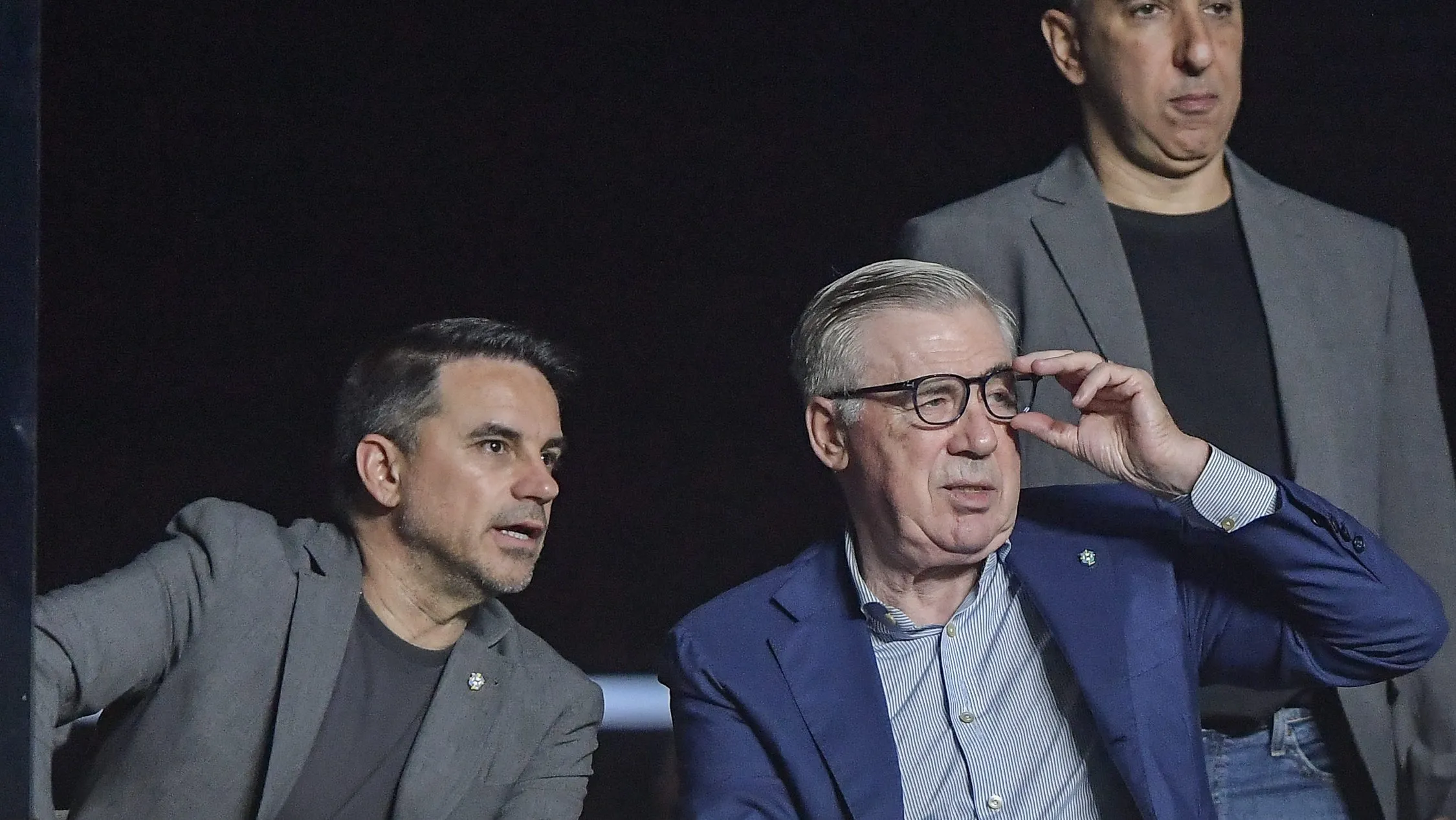 Foto: Thiago Ribeiro/AGIF – Rodrigo Caetano e Ancelotti acompanhando jogo do Brasileirão em São Januário.